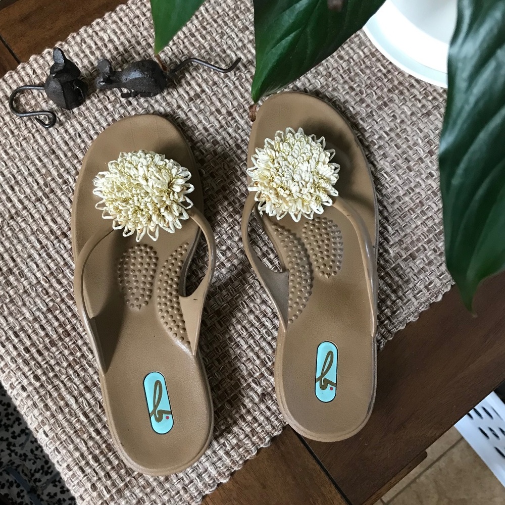 OKaB Beige Tan Sandals Flip Flops Size Medium